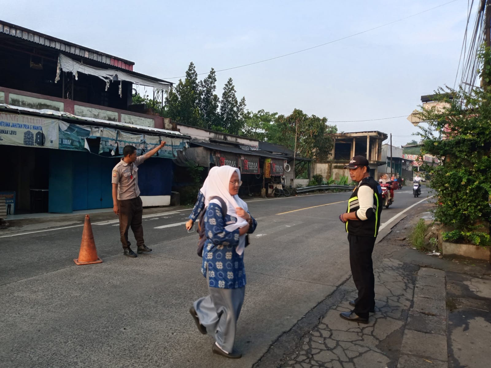 Peran Penting Satpam dalam Menjaga Keselamatan Penyeberangan Siswa Madrasah