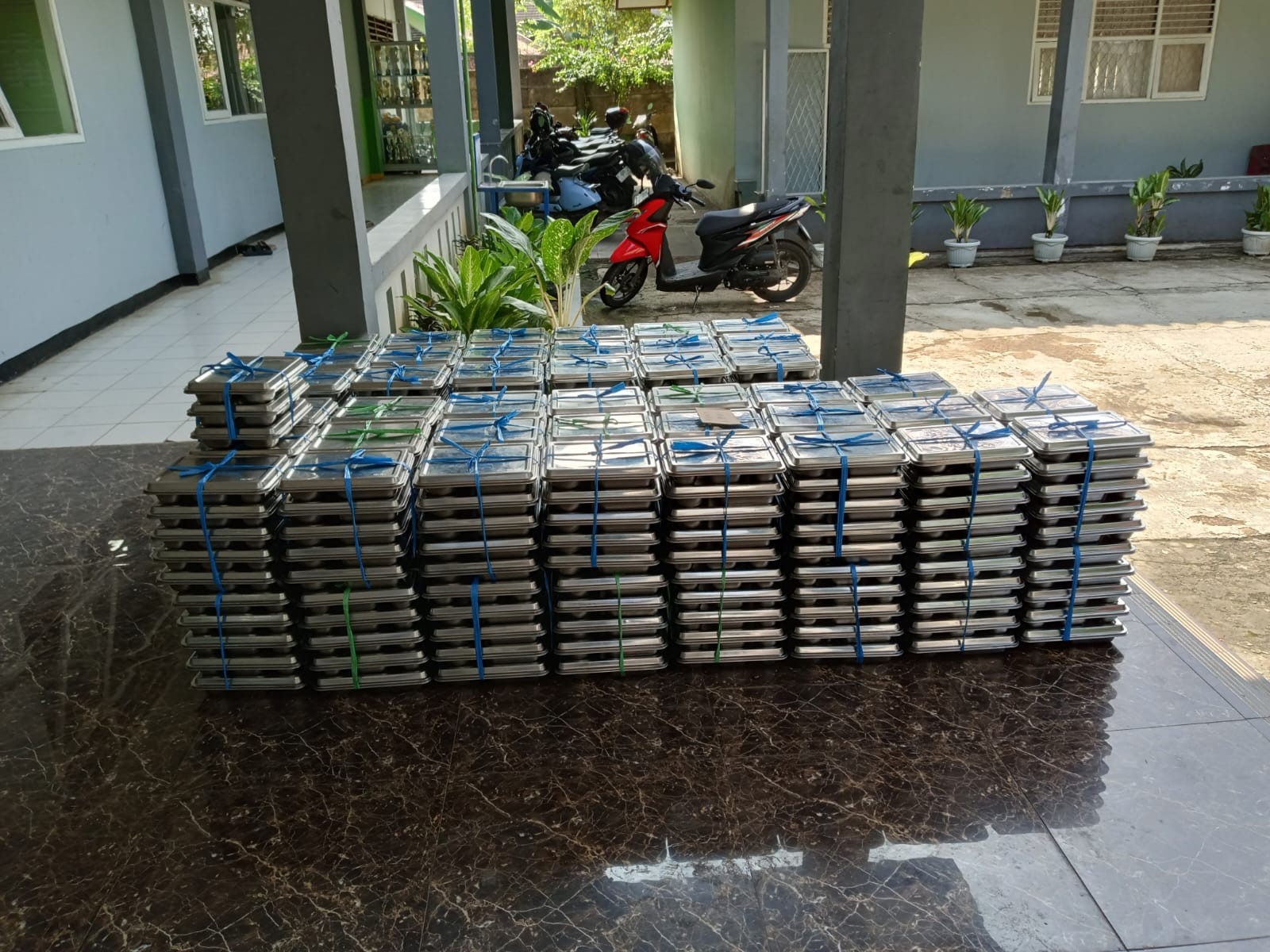 Penurunan Makanan Bergizi oleh Tim SPPG dan Tim MBG Madrasah Berjalan Lancar