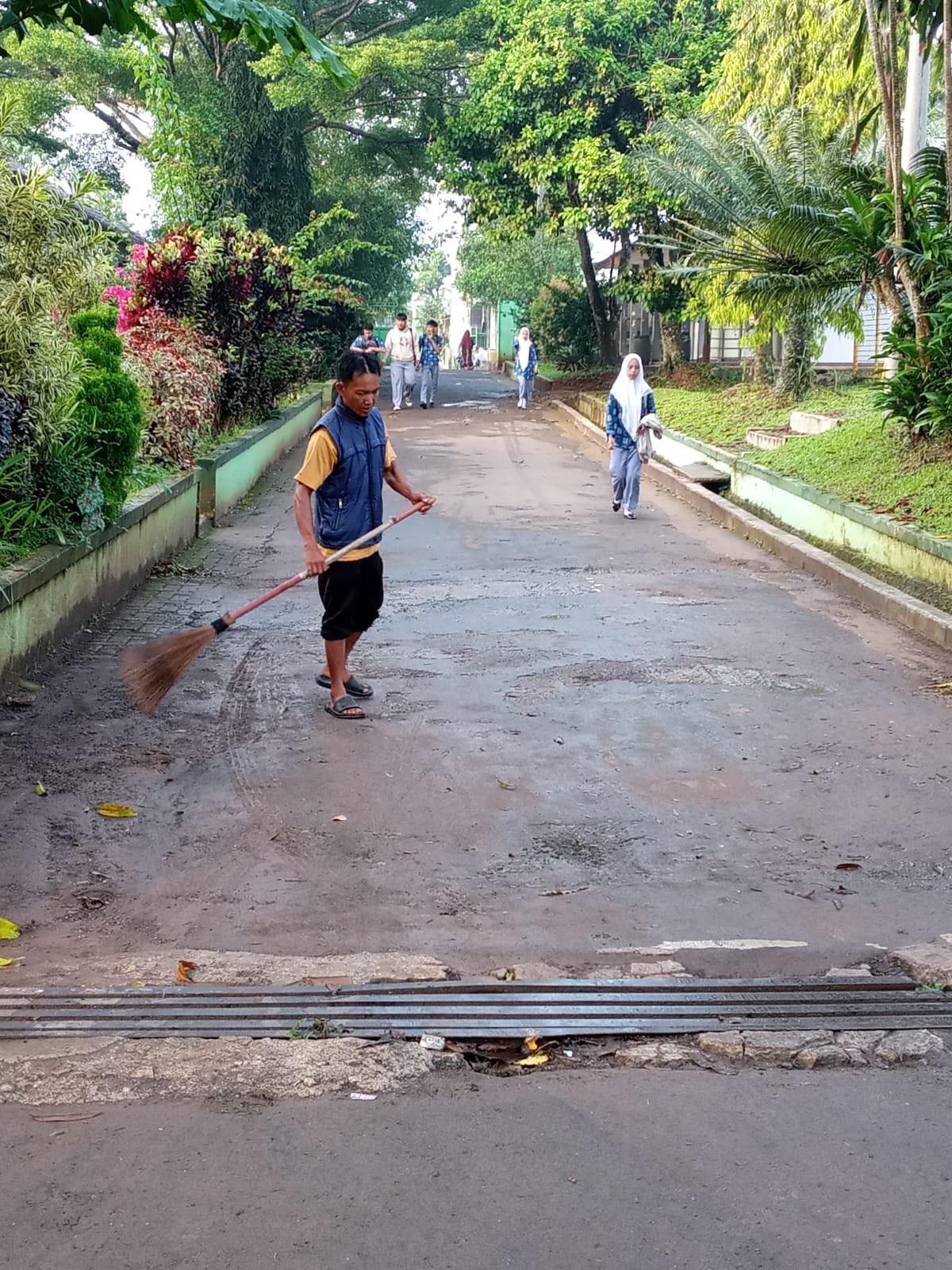 Semangat Pagi Staf Kebersihan, Jalur Utama Madrasah Tetap Terjaga