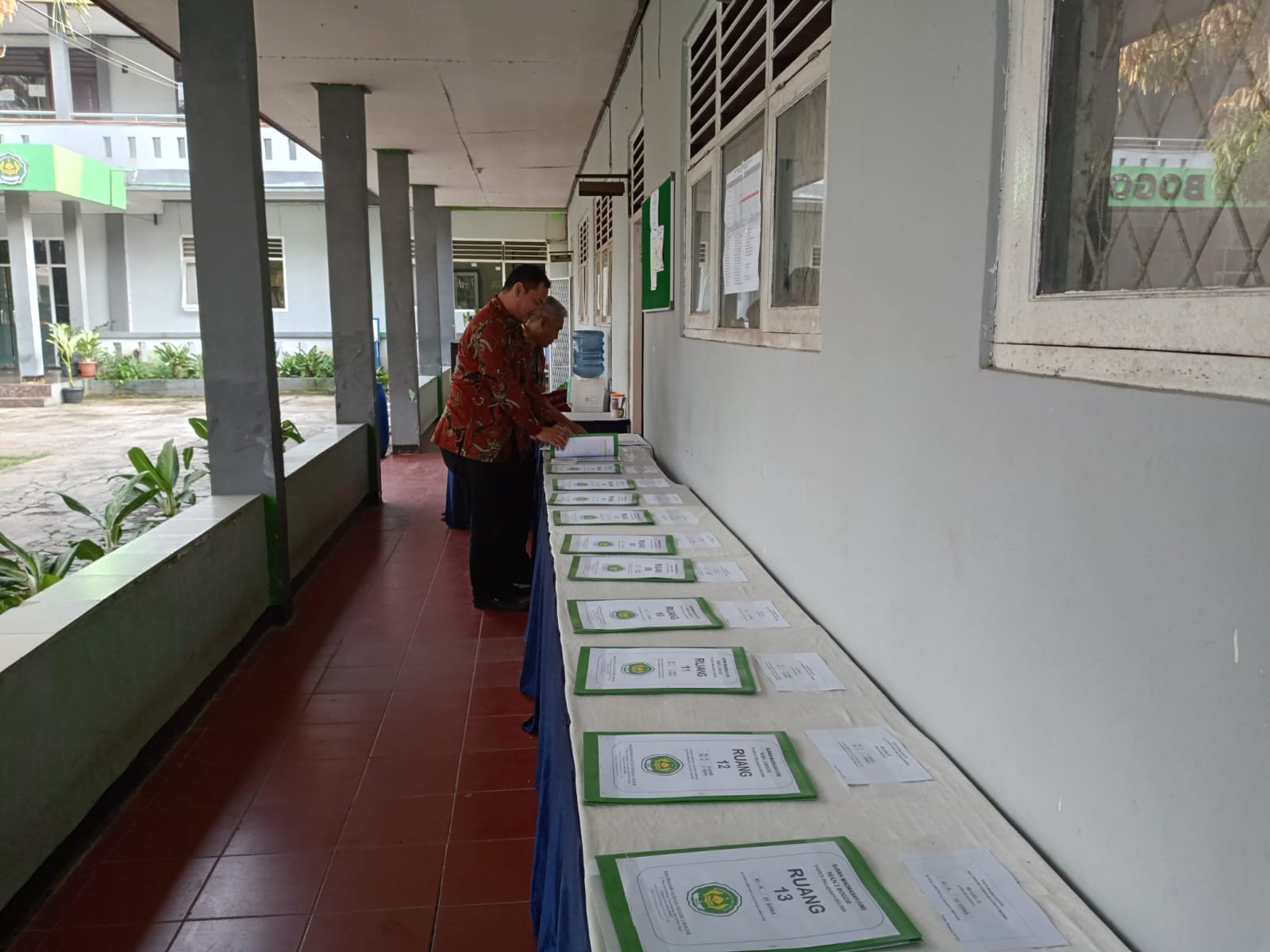 Panitia Menyusun Map dan Pengawas Mengambil Berkas Ujian Madrasah dengan Tertib