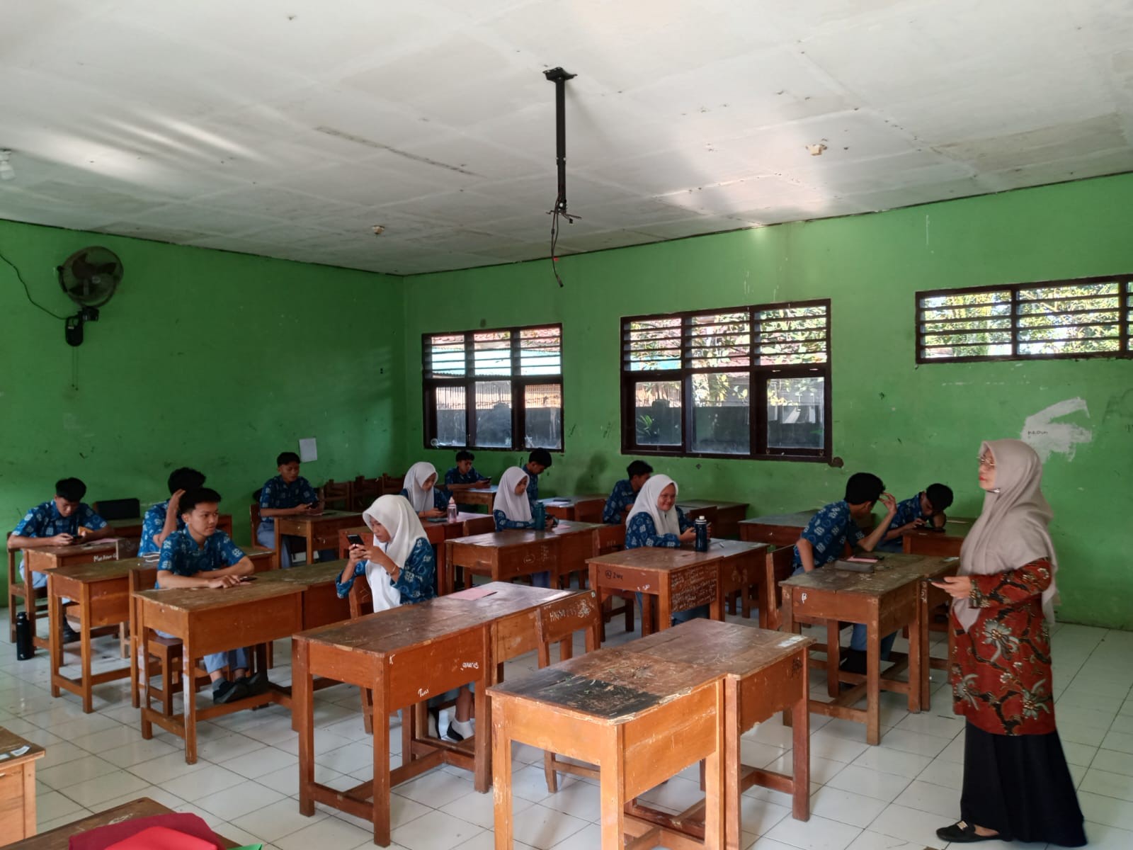 Pengawas Ruangan Cek Kehadiran dan Kelengkapan Kartu Ujian Peserta