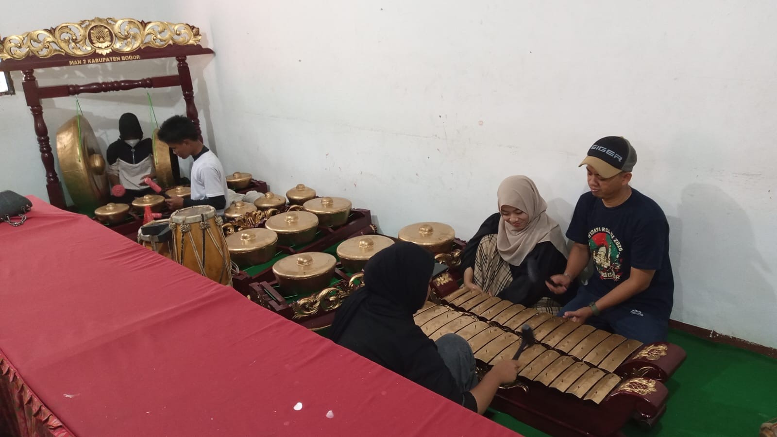 Dedikasi Tanpa Batas: Kisah Guru Seni yang Menjaga Ritme Gamelan di Hari Libur