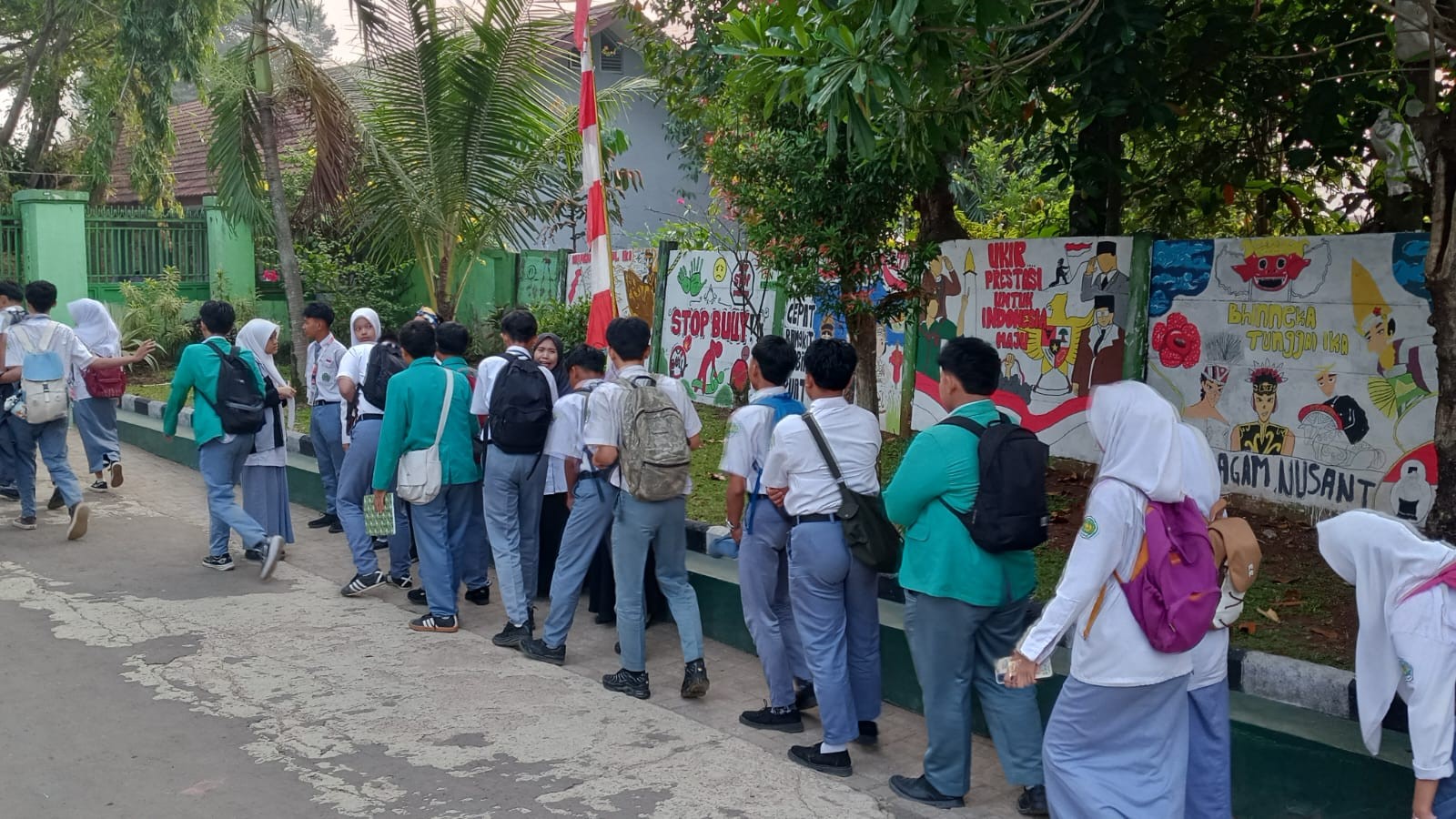 Senyum di Gerbang Madrasah Berkah Melalui Sapaan Pagi