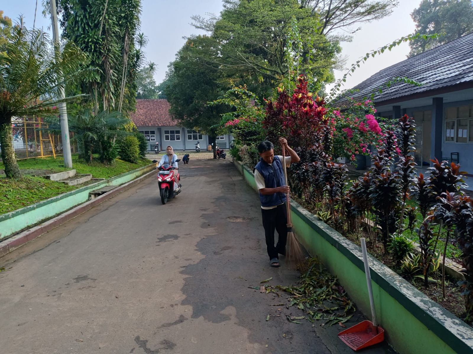 Setiap Pagi, Jalur Utama Madrasah Dibersihkan Demi Kenyamanan Bersama