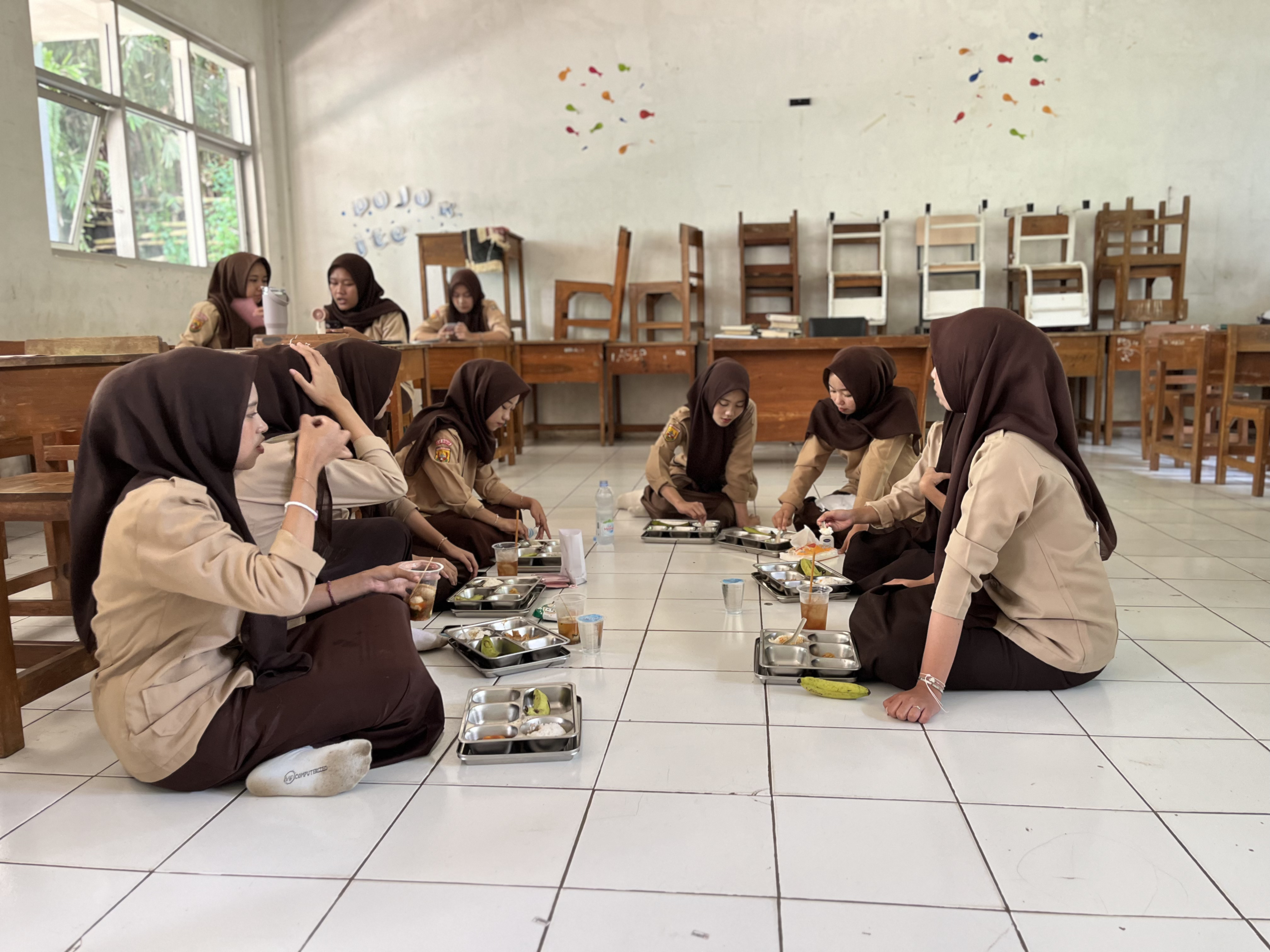 Antusias Siswa Saat Makan Bersama Setelah ANBK Selesai Dilaksanakan