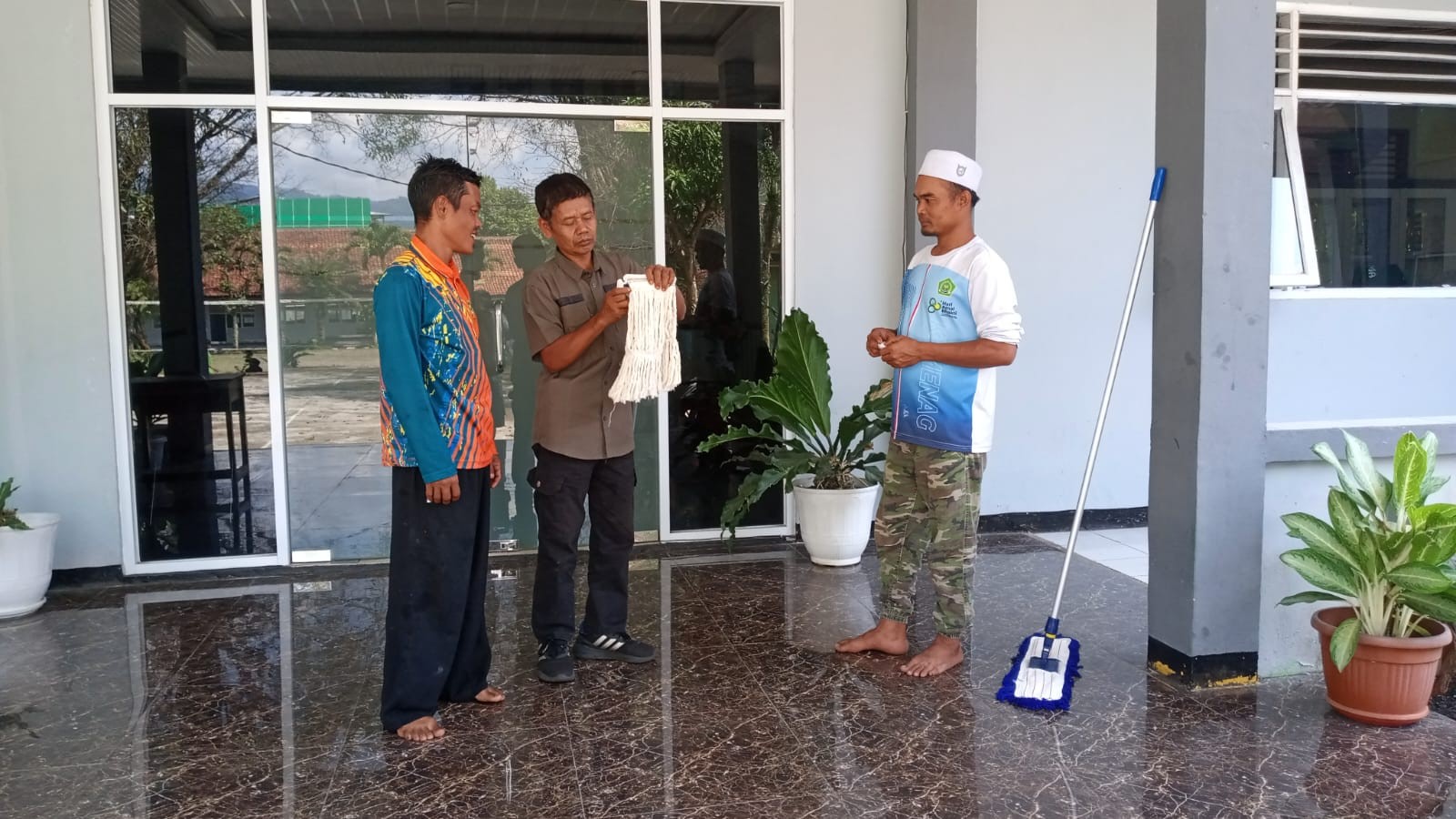 Meningkatkan Standar Layanan Kebersihan Melalui Studi Banding Pegawai MAN 1 ke MAN 2 Bogor