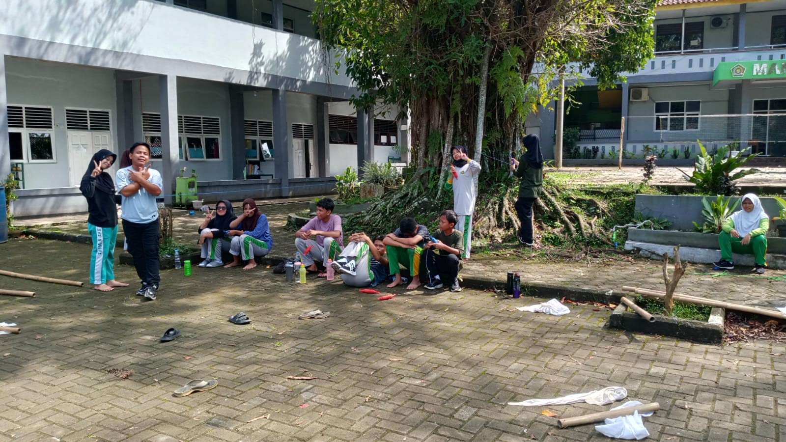 Pererat Silaturahmi, PMR MTsN 2 Bogor dan MAN 2 Bogor Gelar Latihan Gabungan Pemasangan Tandu