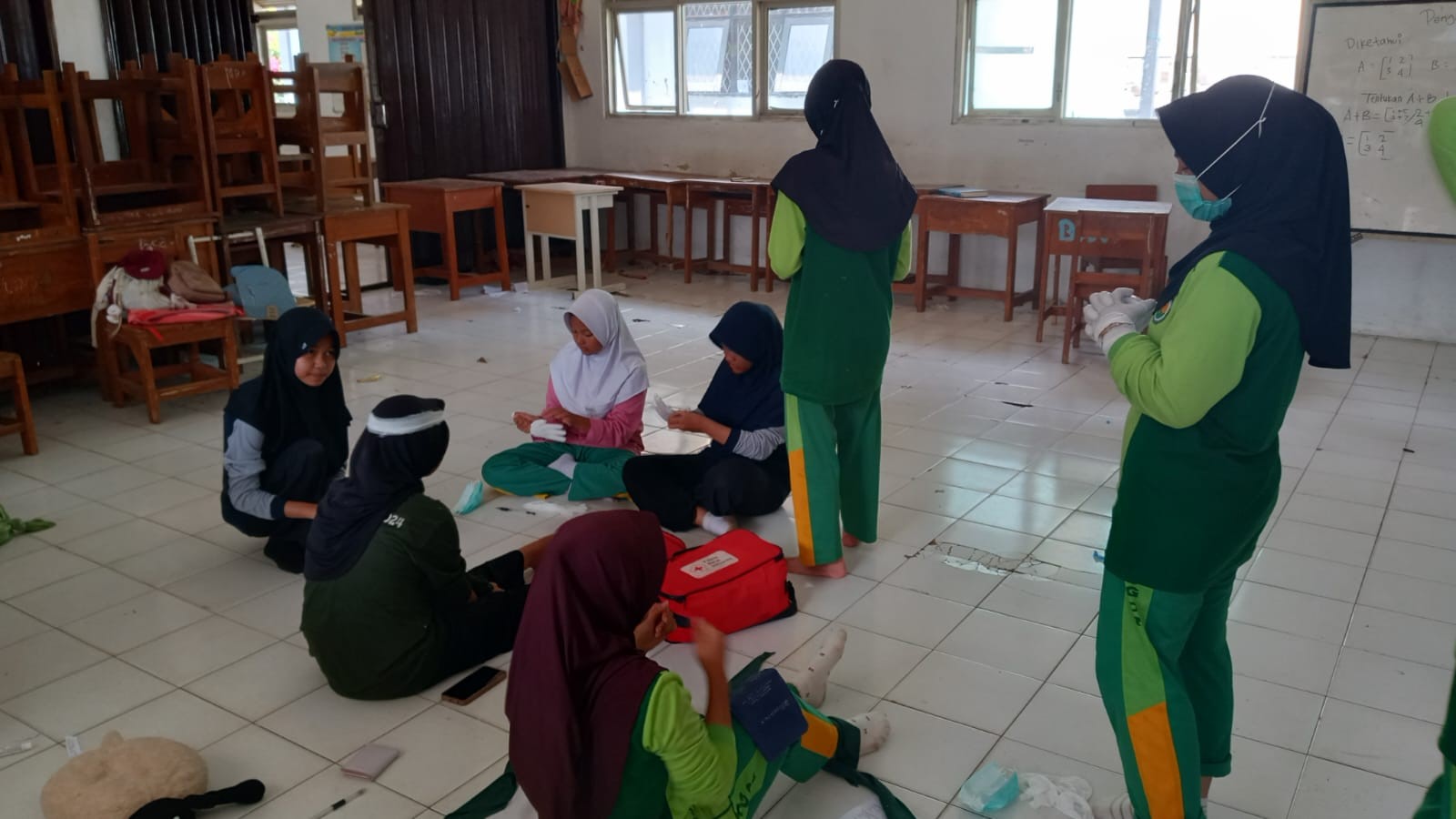 Sinergi Kemanusiaan: PMR MTsN 2 dan MAN 2 Bogor Laksanakan Latgab Pertolongan Pertama