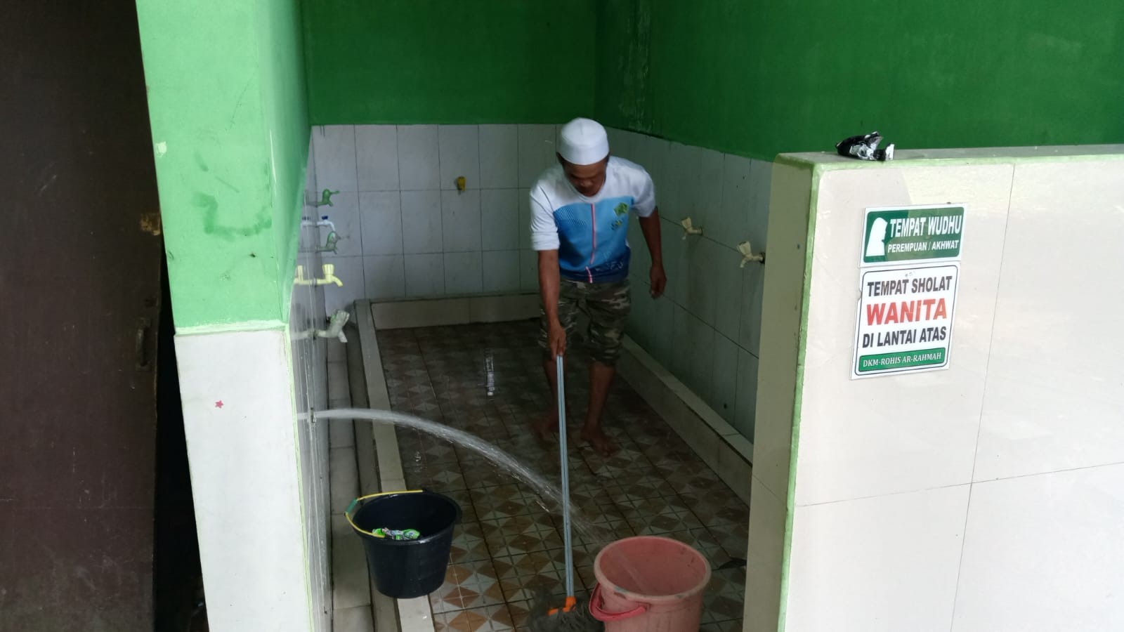 Jaga Kenyamanan Ibadah, Petugas Kebersihan MAN 2 Bogor Intensifkan Perawatan Masjid Ar-Rohmah
