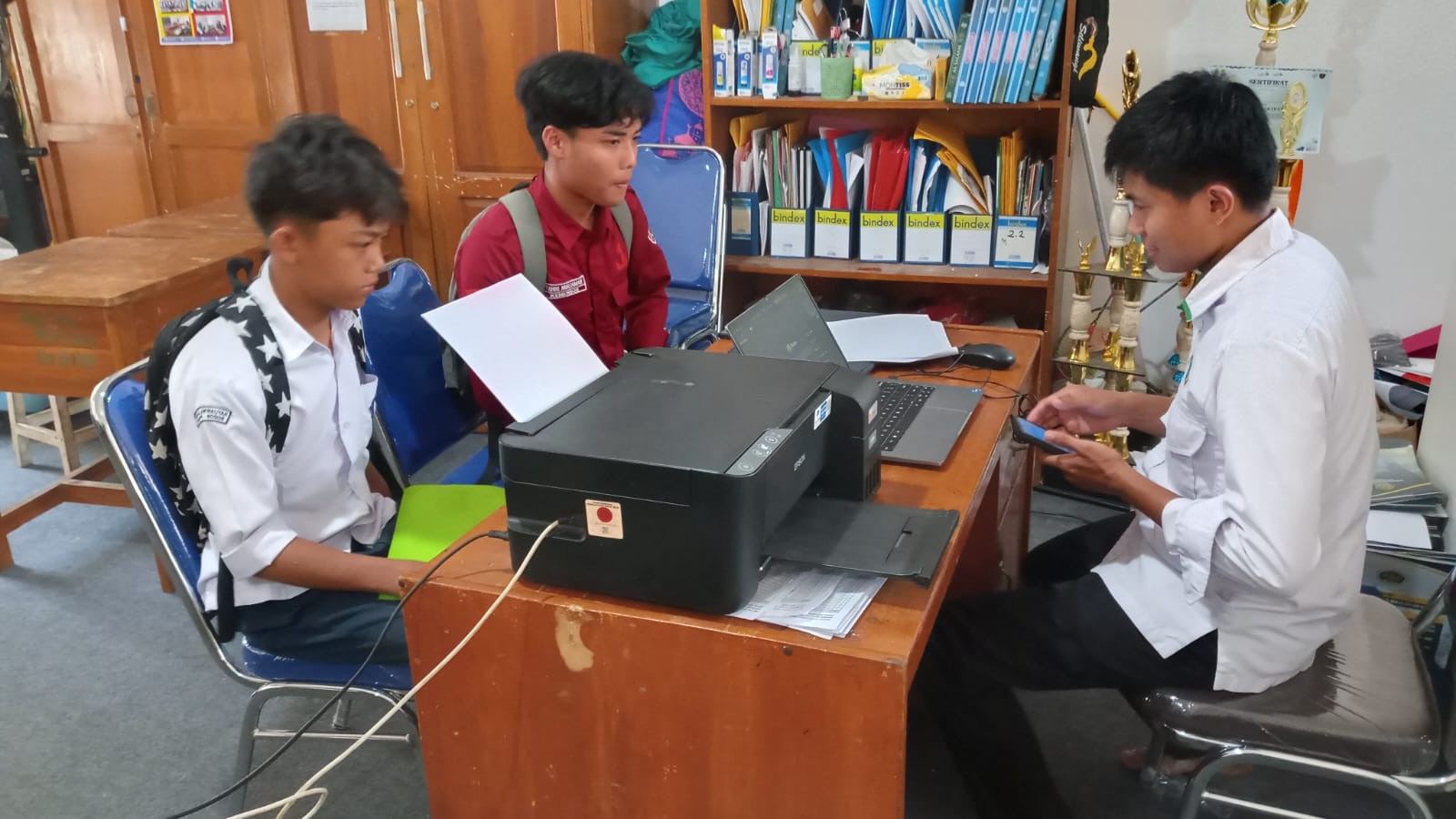 Penuh Antusias, Panitia PMBM MAN 2 Bogor Sigap Melayani Pendaftar Jalur Reguler