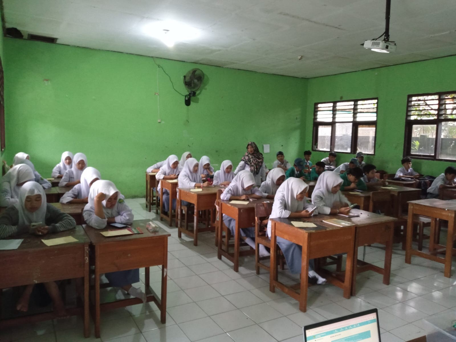 Suasana Hari Ke-2 ASTS di MAN 2 Bogor dengan Cuaca Hujan