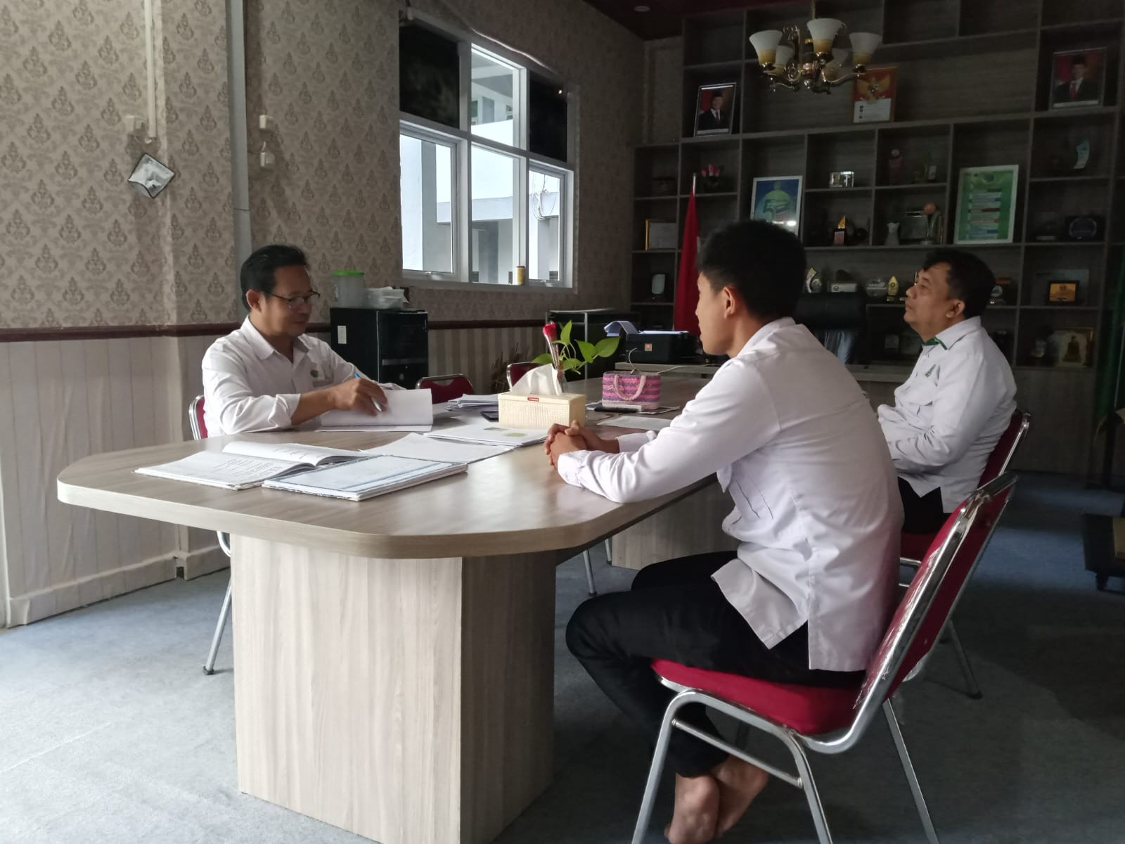 Berkas Laporan Kinerja Guru MAN 2 Bogor Ditandatangani Oleh Pengawas