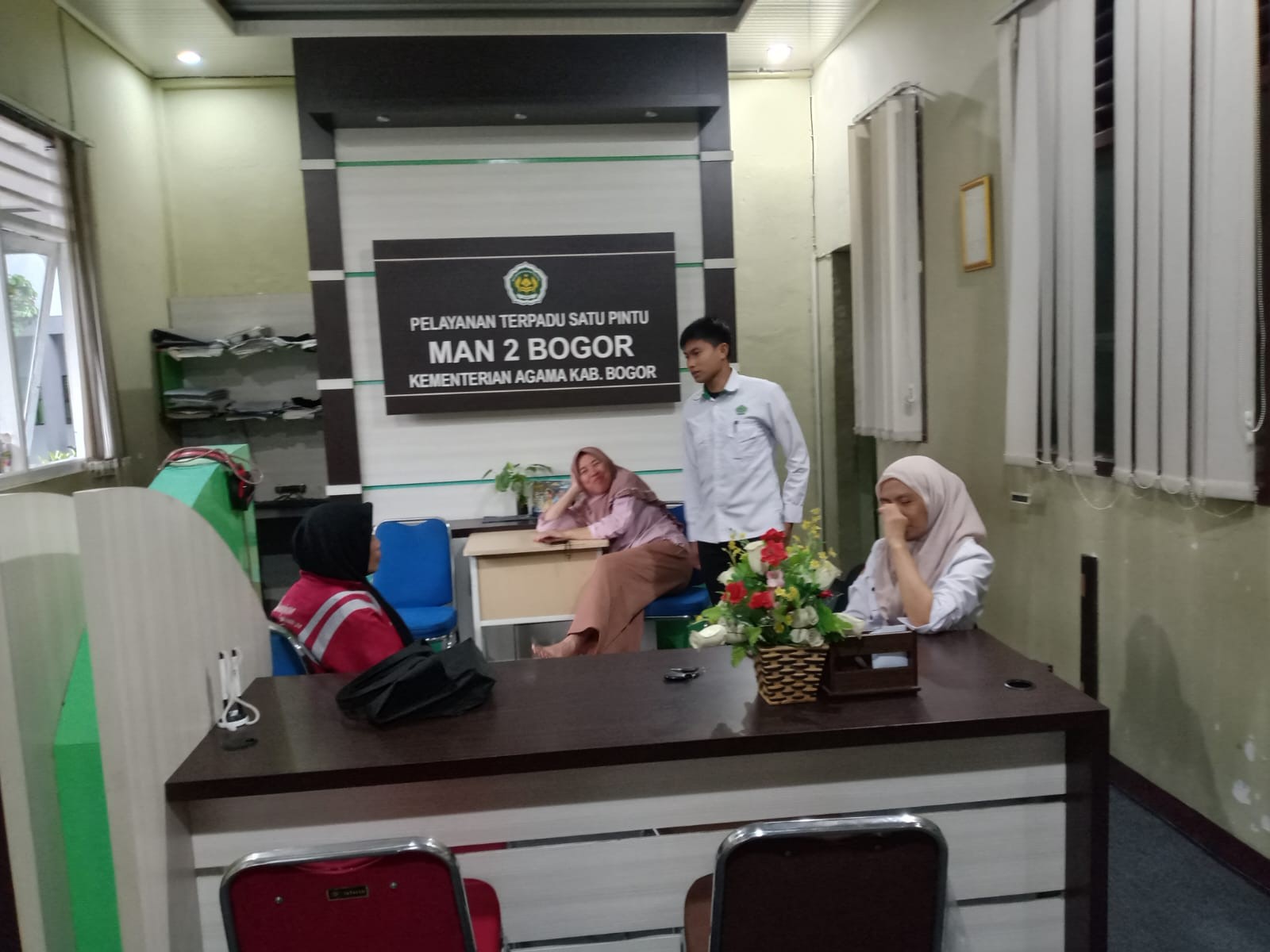 Suasana Tata Usaha MAN 2 Bogor Pagi Hari di Tengah Cuaca Hujan