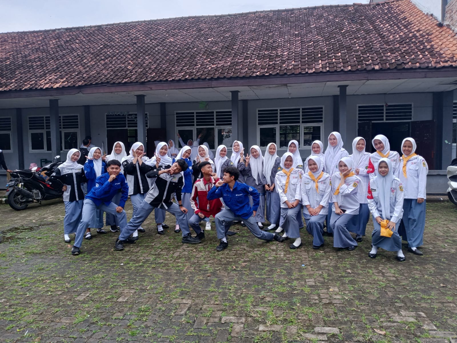 22 Ekstrakurikuler Berkumpul Secara Bergilir Untuk Pemotretan