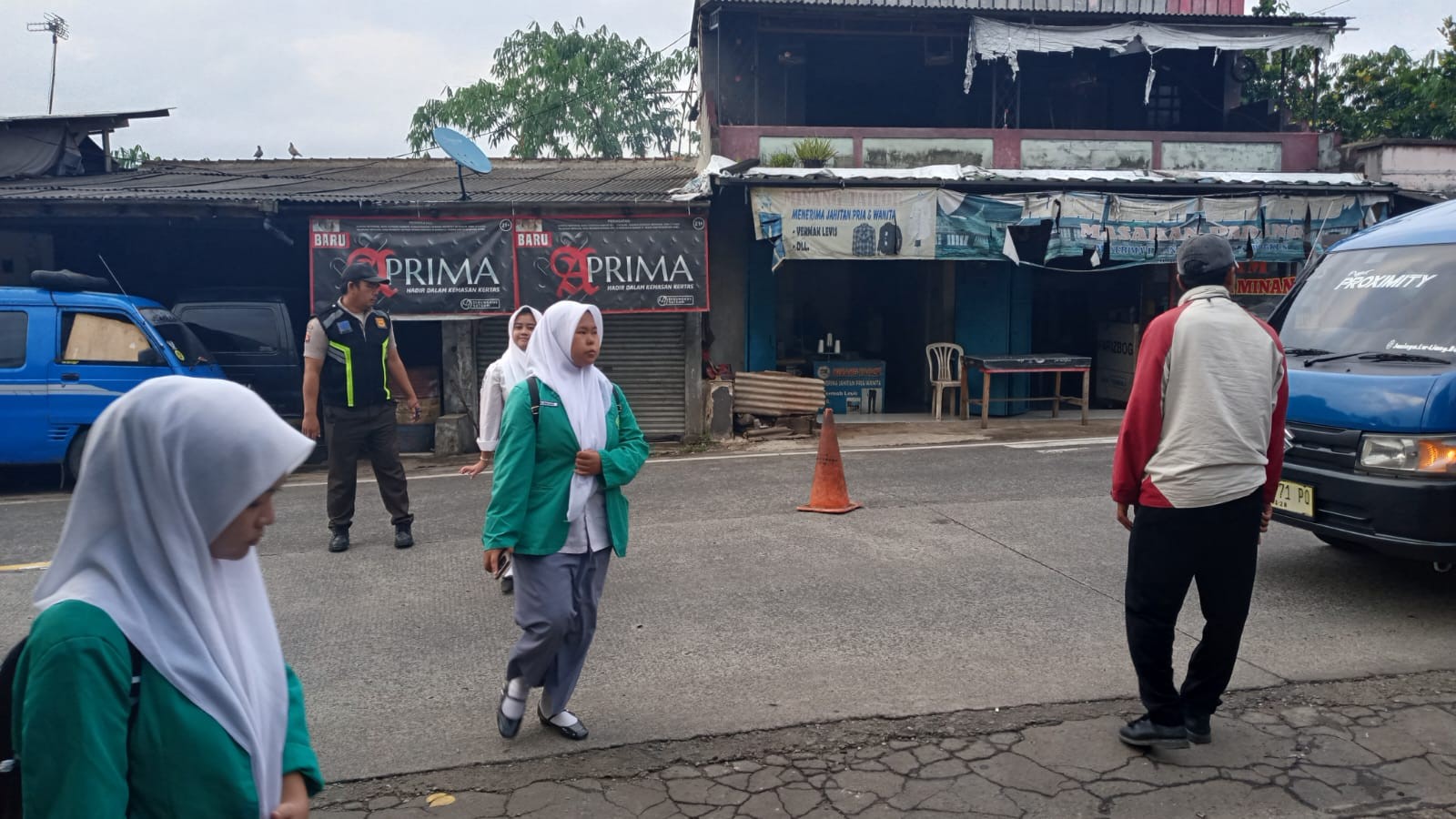 Sinergi di Balik Seragam: Potret Kompak Penjaga Keselamatan Siswa