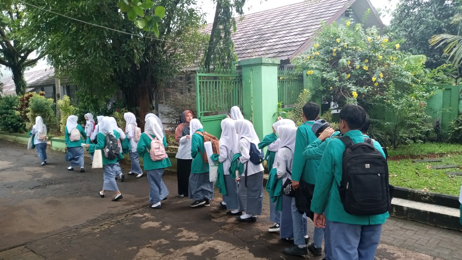 Tegakkan Kedisiplinan, Guru Piket Konsisten Sambut Kedatangan Siswa Setiap Pagi