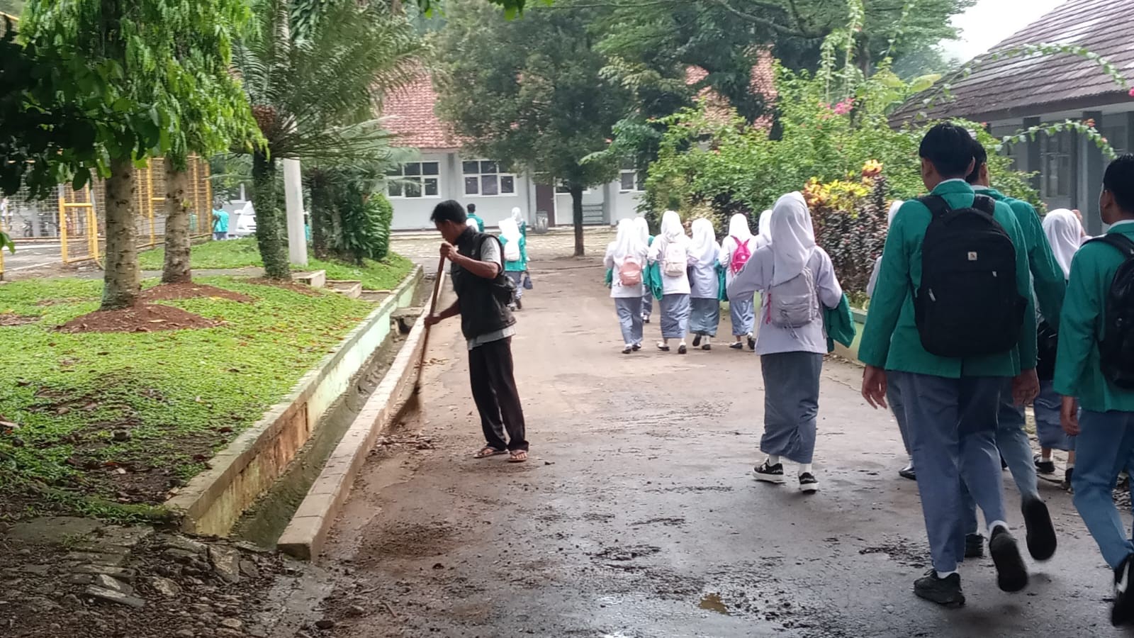 Bukan Sekadar Sapu: Mengulik Makna Dedikasi di Balik Kebersihan Madrasah