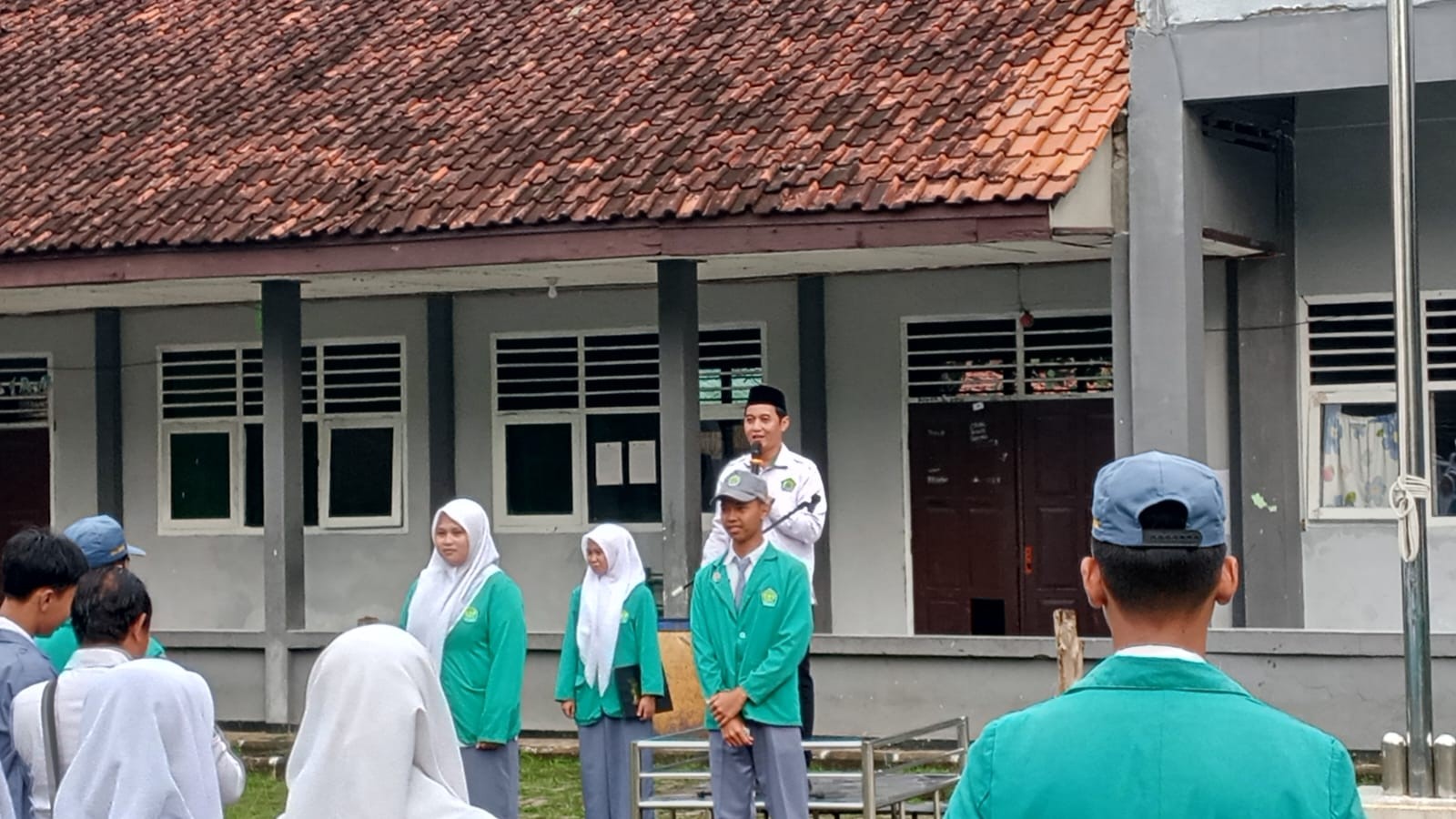 Momen Haru di MAN 2 Bogor: Siswa Terpagi Dapat Kejutan Hadiah dari Kaur Tata Usaha