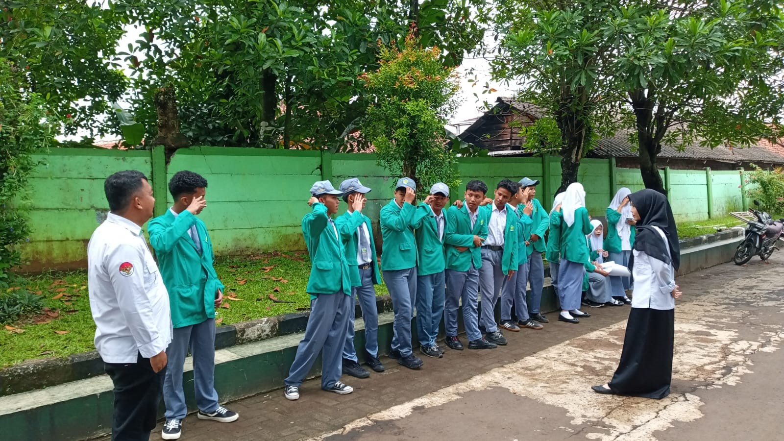 Siswa Terlambat di MAN 2 Bogor Diberi Sanksi Edukatif Membaca Asmaul Husna dan Ayat Pendek