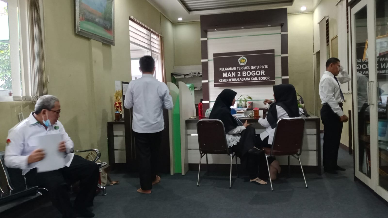 Geliat Administrasi: Potret Keramaian Ruang TU Menjelang Bel Masuk