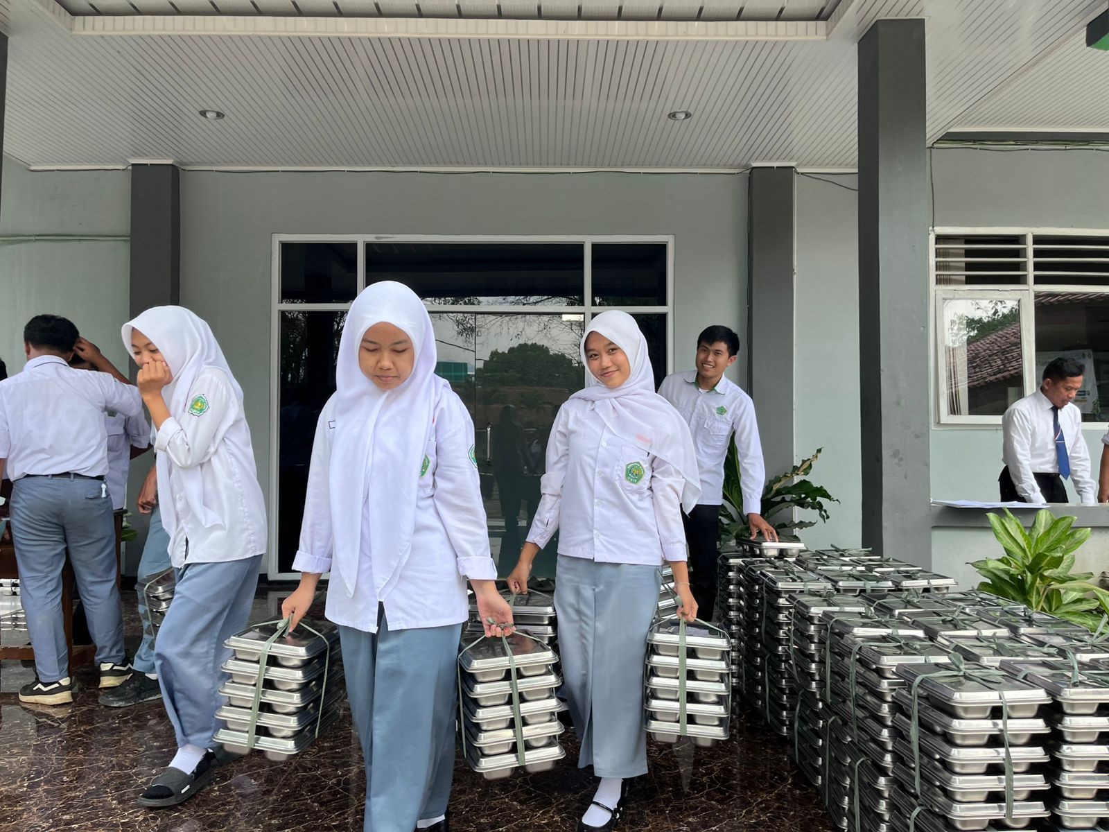 Dukung Kesehatan Siswa, Penyaluran Makanan Bergizi Gratis di MAN 2 Bogor Berjalan Tertib