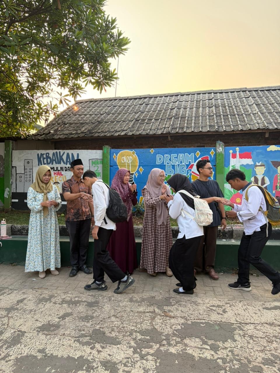 Guru Piket Madrasah Gelar Menyambut Siswa Pagi Hari