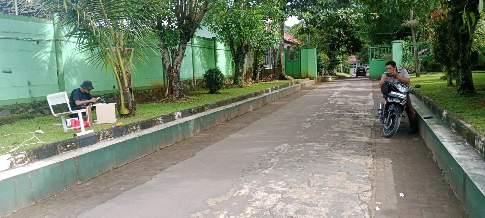 Pegawai Memperbaiki Kursi dan Meja yang Patah, Wujud Kepedulian Terhadap Fasilitas Madrasah