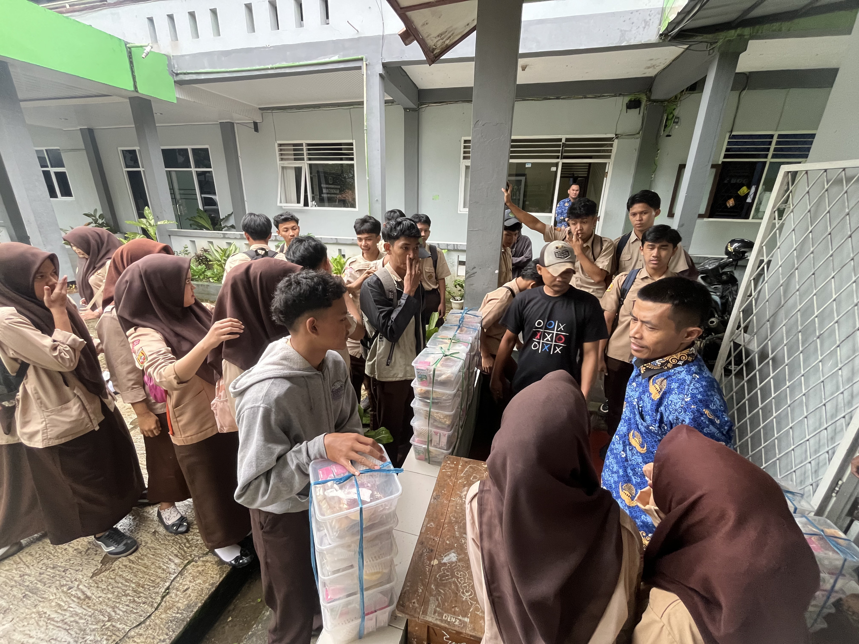 Pembagian MBG Siswa MAN 2 Bogor Tertib dan Lancar