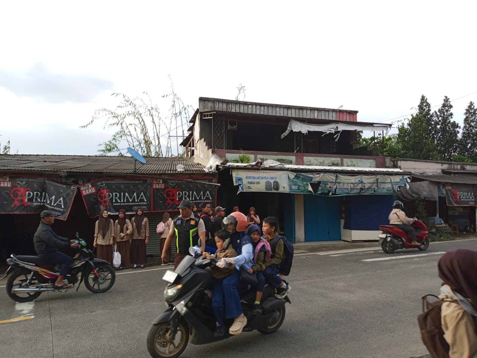 Aktivitas Satpam Menyebrangkan Siswa dan Warga Madrasah