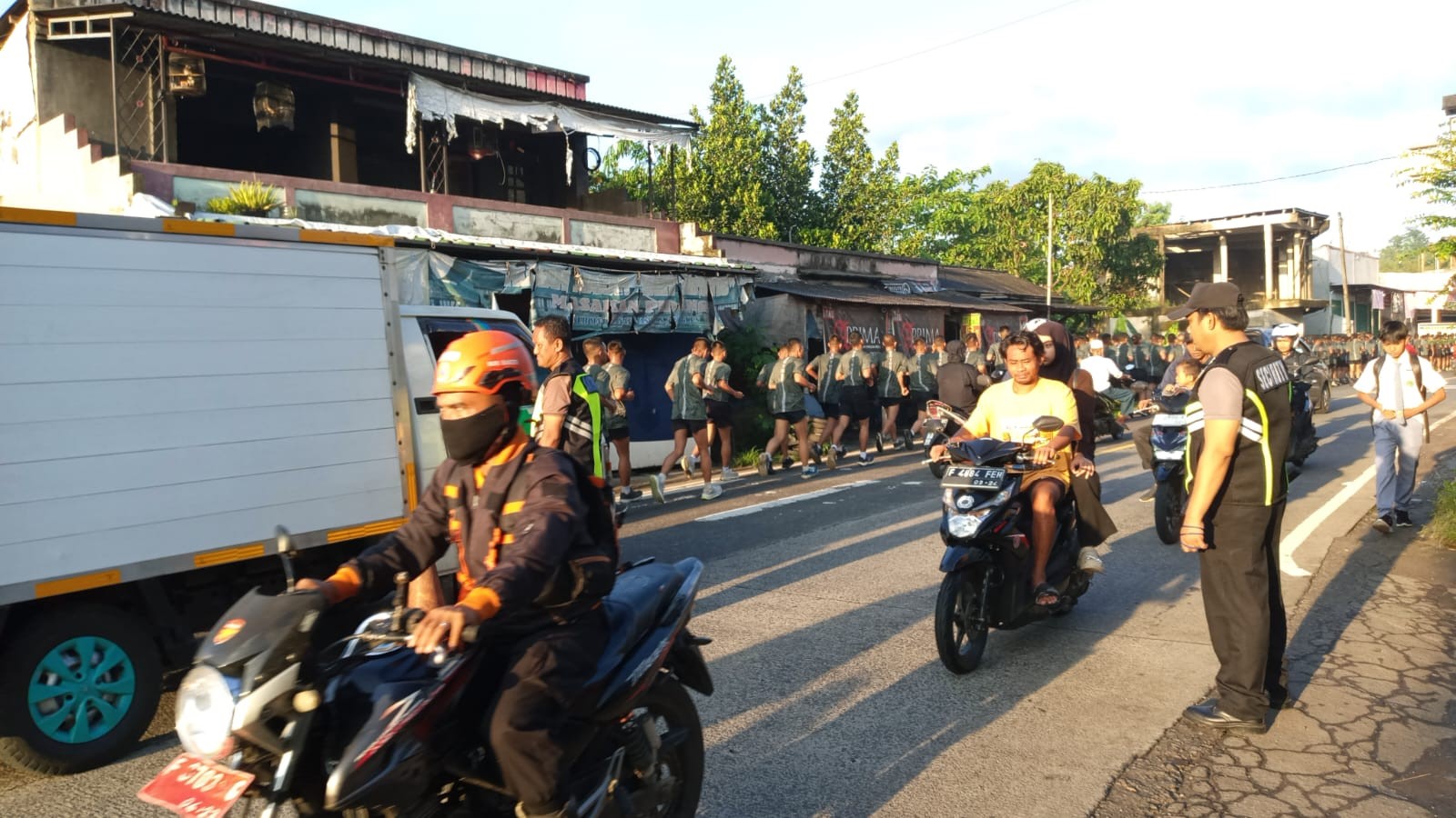 Upaya Preventif Laka Lantas: Aksi Kompak Tim Keamanan MAN 2 Bogor di Jam Sibuk