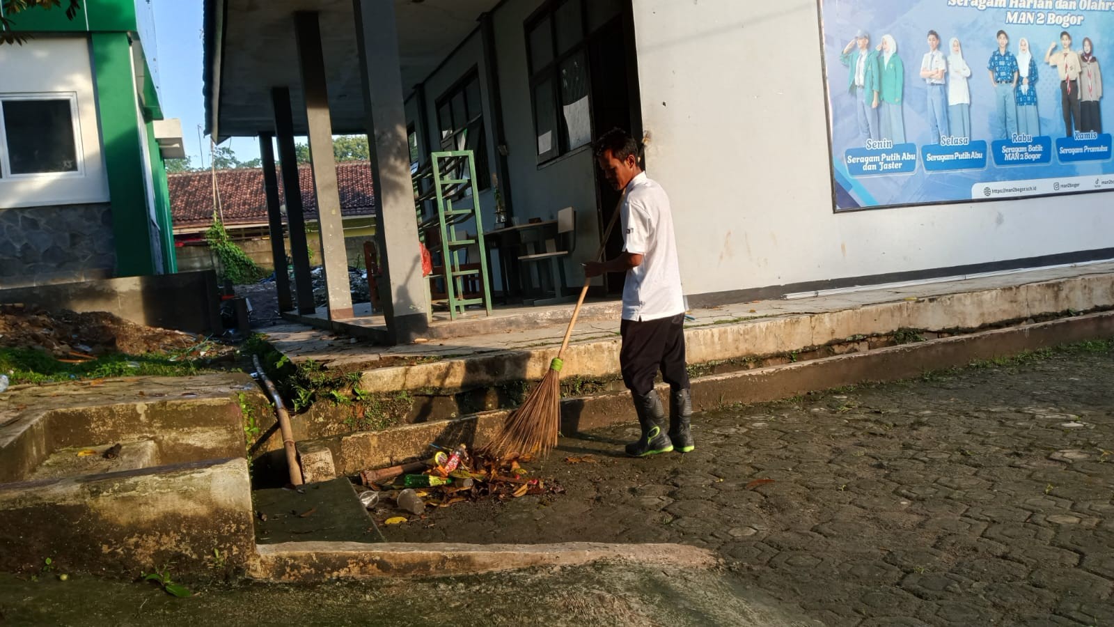 Dari Sapu Lidi, Tercipta Lingkungan Madrasah yang Bersih dan Nyaman