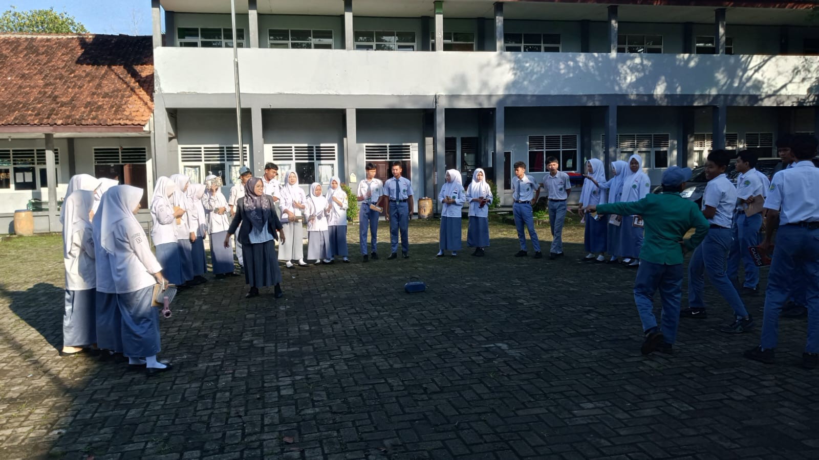 Inovasi Pembelajaran Biologi: Siswa MAN 2 Bogor Belajar Ekosistem Sambil Berkompetisi di Lapangan