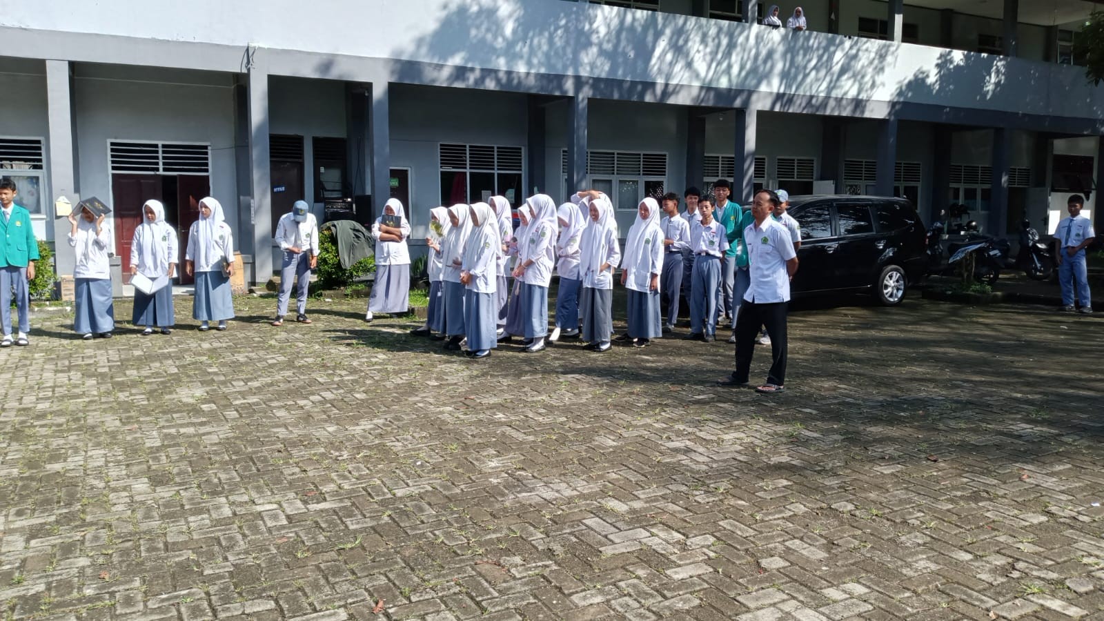 Kelas XI I Gelar Latihan Upacara Bendera untuk Bangun Disiplin dan Kekompakan