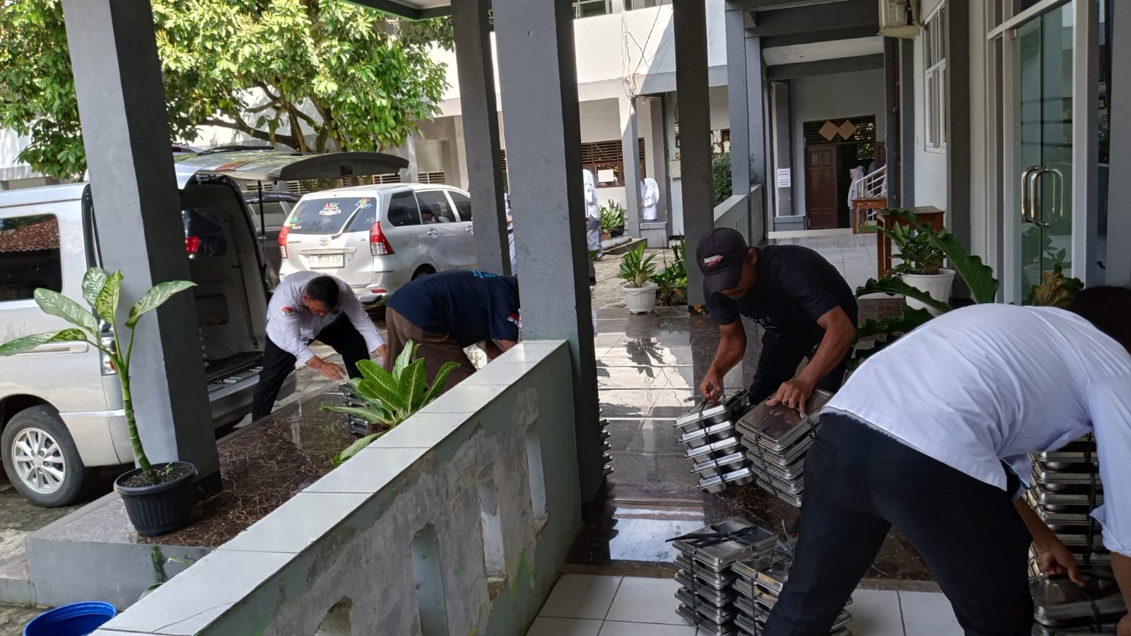 Sinergi dan Langkah Sigap: Di Balik Distribusi Nutrisi di Madrasah Kami