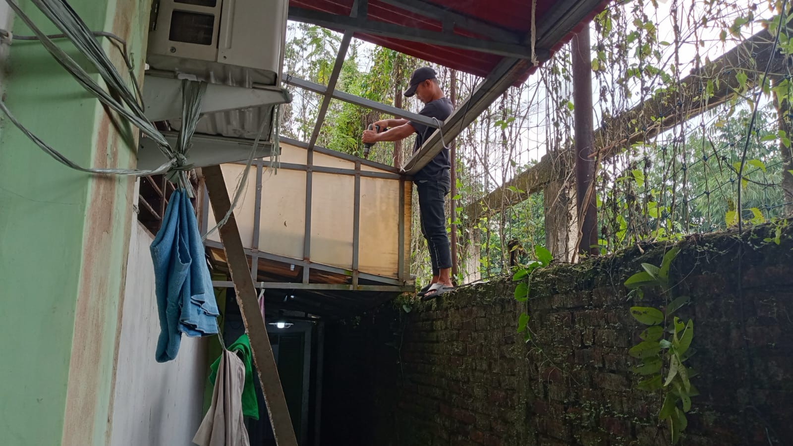 Aksi Sigap Pegawai Kebersihan Perbaiki Atap Bocor di Lorong Dapur Madrasah