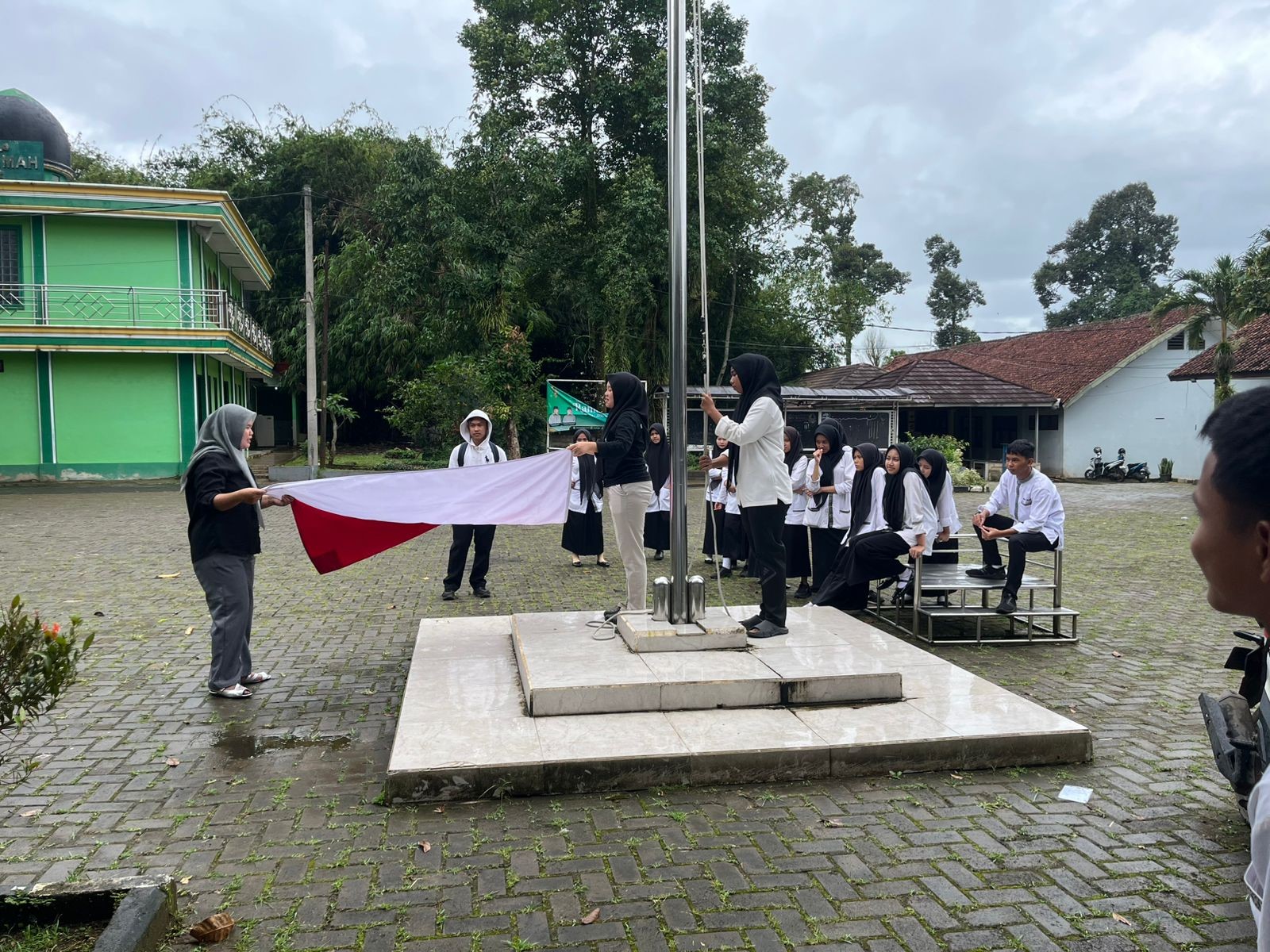 Ekskul Paskibra MAN 2 Bogor Praktikkan Cara Menaikkan dan Menurunkan Bendera Merah Putih pada Anggot
