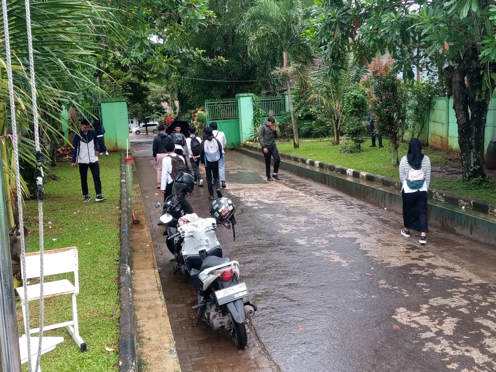 Waka Kesiswaan Menjaring Siswa Terlambat di Gerbang MAN 2 Bogor