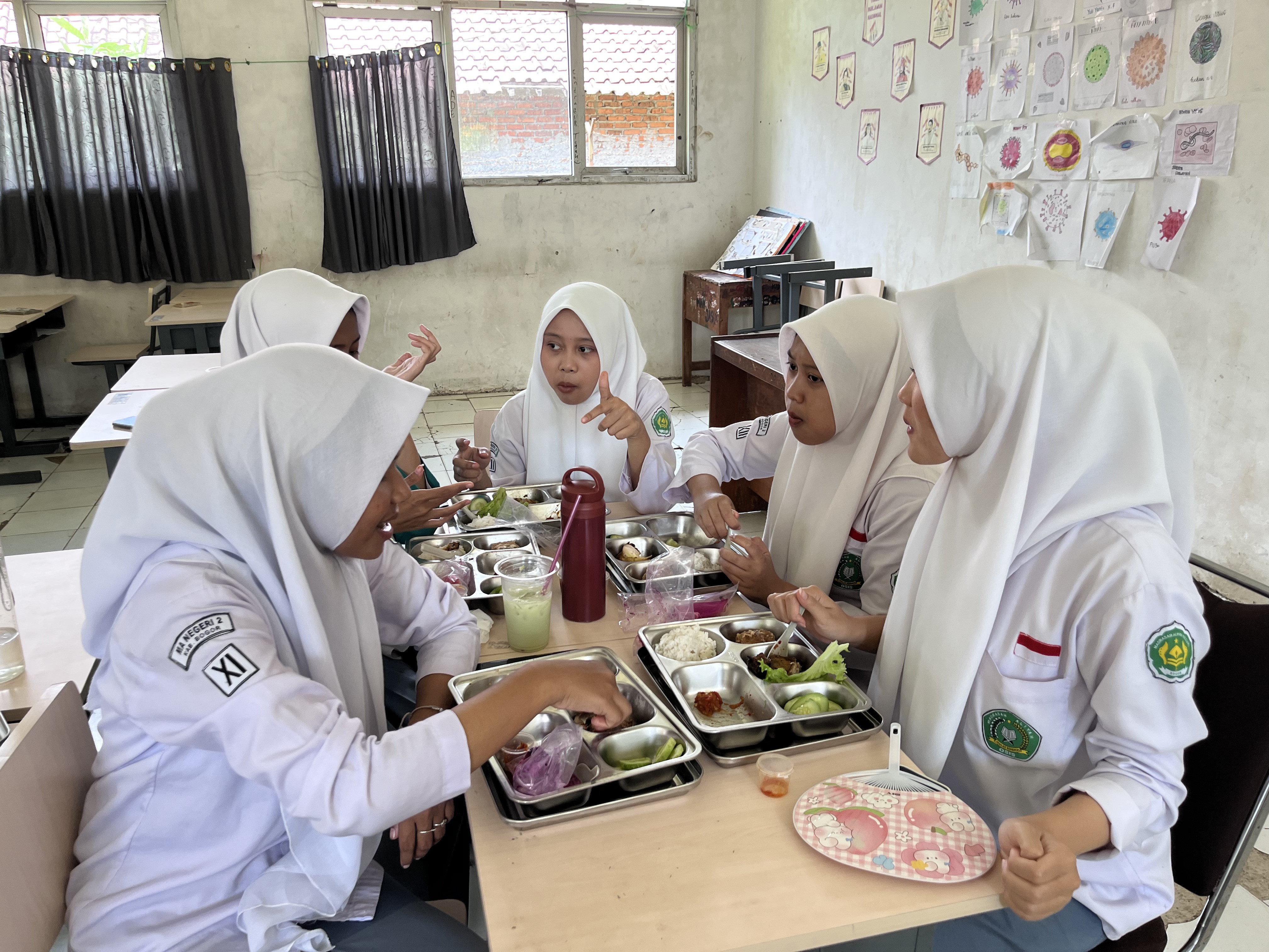 Momen Keakraban Siswi MAN 2 Bogor Santap MBG Usai ANBK