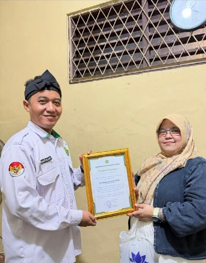 Kepala Tata Usaha MAN 2 Bogor Berikan Penghargaan kepada Guru Purna Tugas