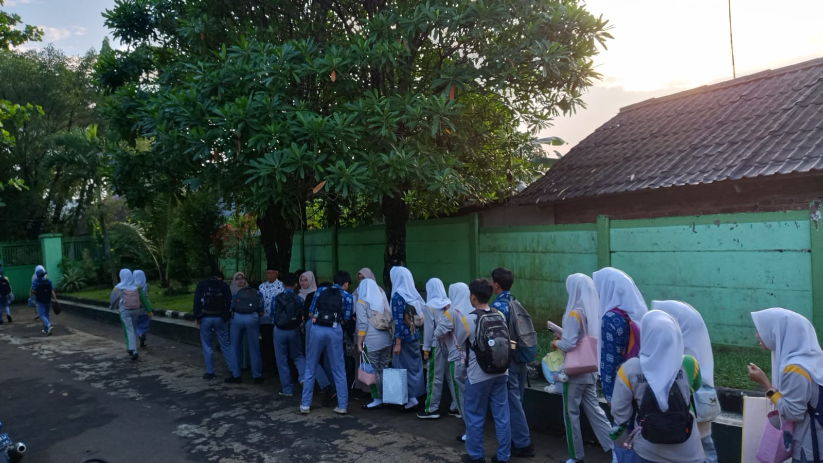 Di Balik Senyum Sang Guru: Rahasia Membangun Karakter dari Pintu Masuk