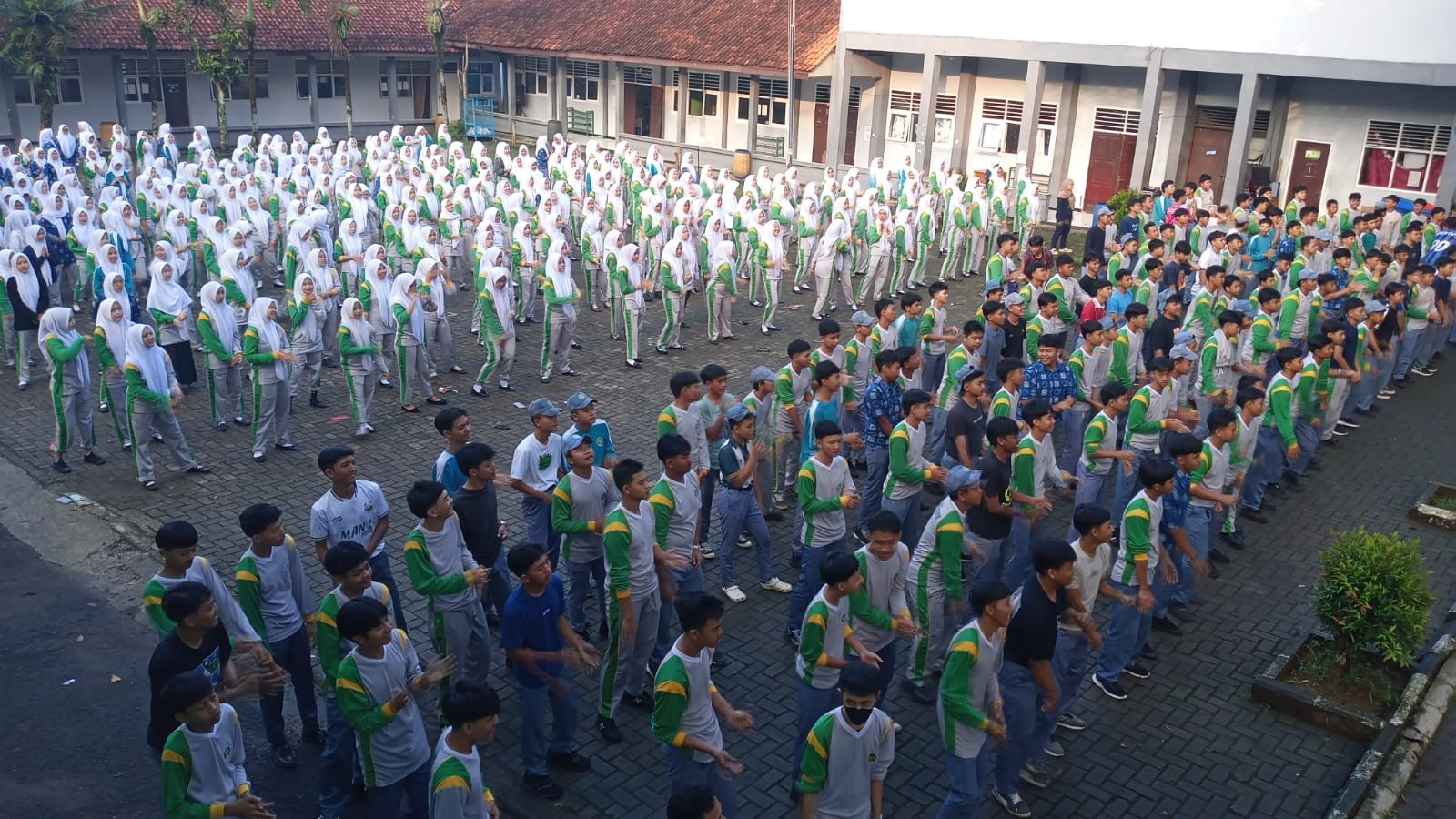 Siswa MAN 2 Bogor Antusias Ikuti Raharja: Senam Sehat untuk Kebugaran dan Disiplin