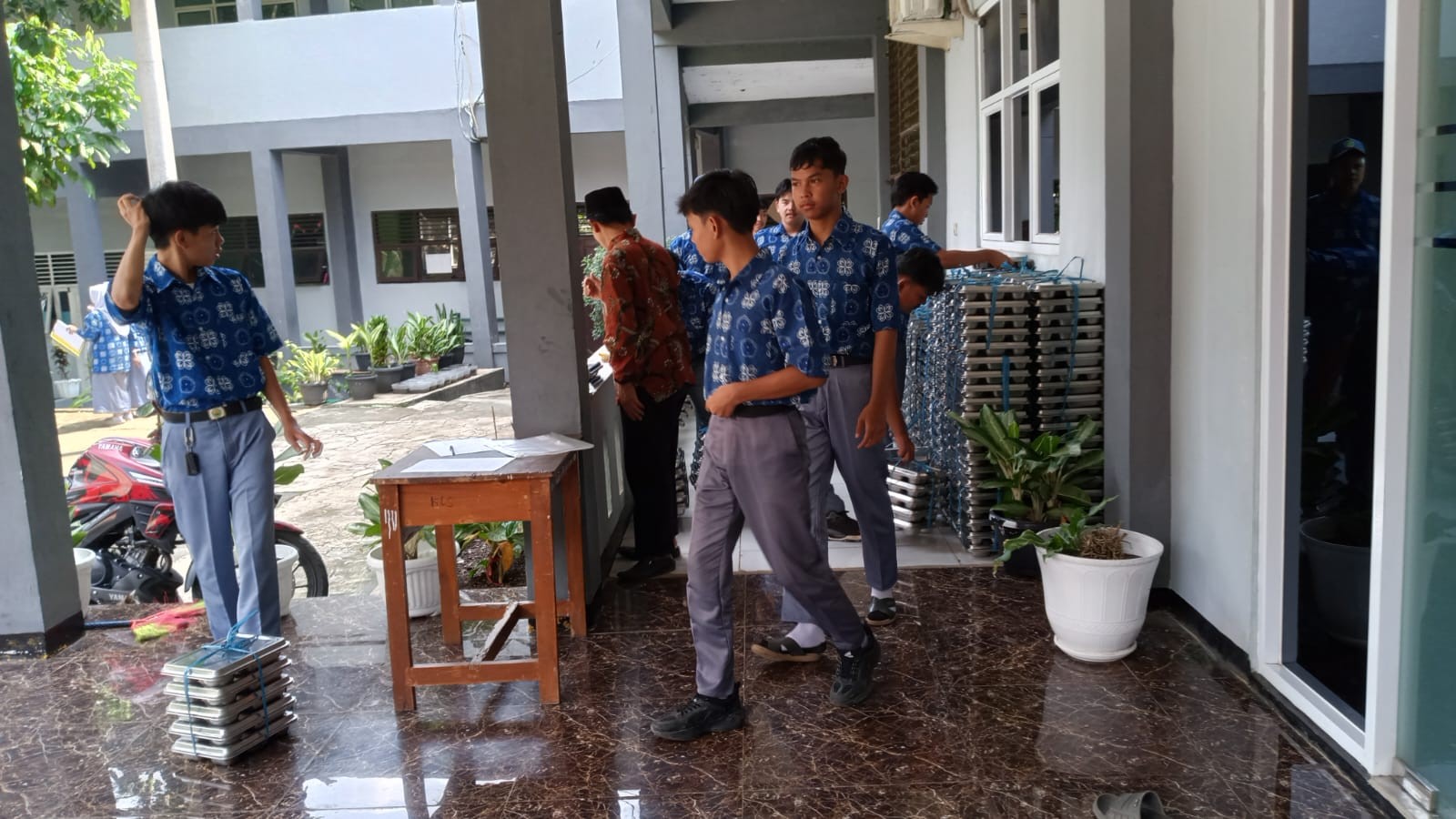 Siswa MAN 2 Bogor Tunjukkan Kedisiplinan Tinggi Lewat Budaya Antre dan Rapikan Boks Makan