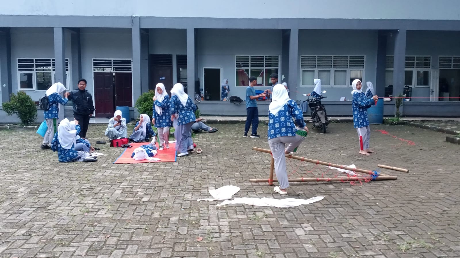 PMR MAN 2 Bogor Gelar Latihan Rutin di Lapangan Upacara Guna Tingkatkan Kesiapsiagaan