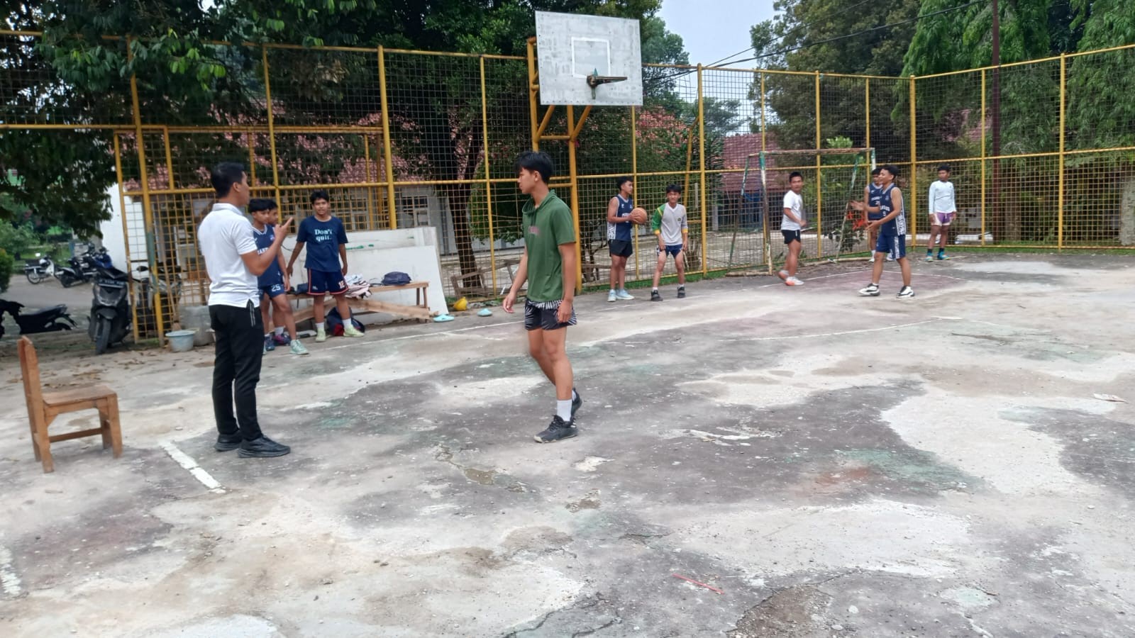 Tingkatkan Skill Pemain, Ekstrakurikuler Basket MAN 2 Bogor Manfaatkan Lapangan Upacara