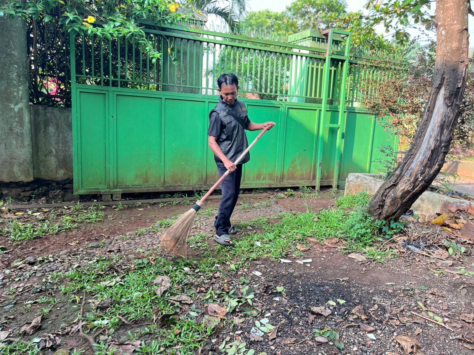 Dedikasi Petugas Kebersihan MAN 2 Bogor jaga Lingkungan agar Tetap Nyaman