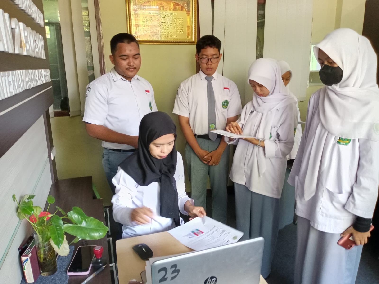 Pembuatan Surat Keterangan Aktif Sekolah di MAN 2 Bogor Berjalan Tertib dan Profesional