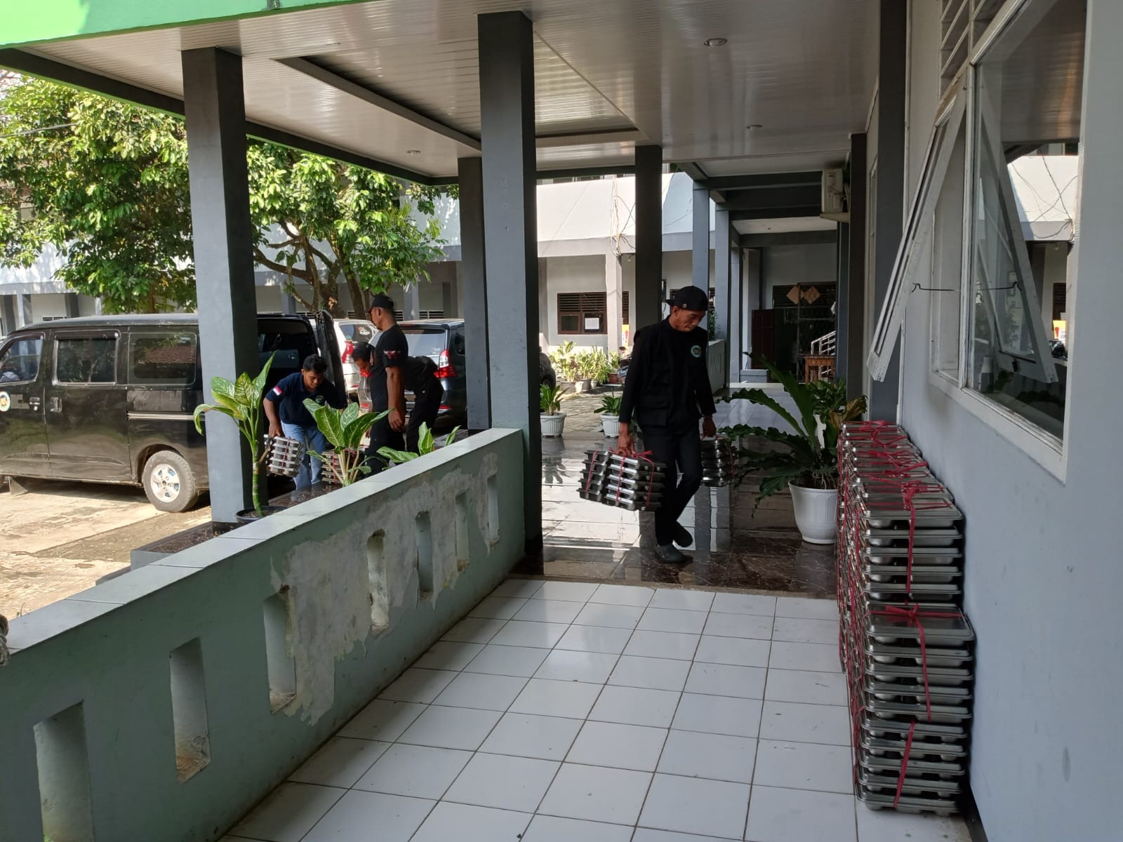 Tim MBG MAN 2 Bogor Tertib Turunkan dan Hitung Jumlah Tempat dari Tim SPPG