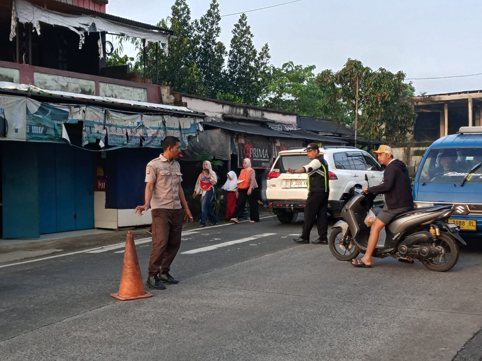 Pastikan Keamanan Siswa, Satpam MAN 2 Bogor Kawal Penyeberangan Jalan saat Pagi Hari