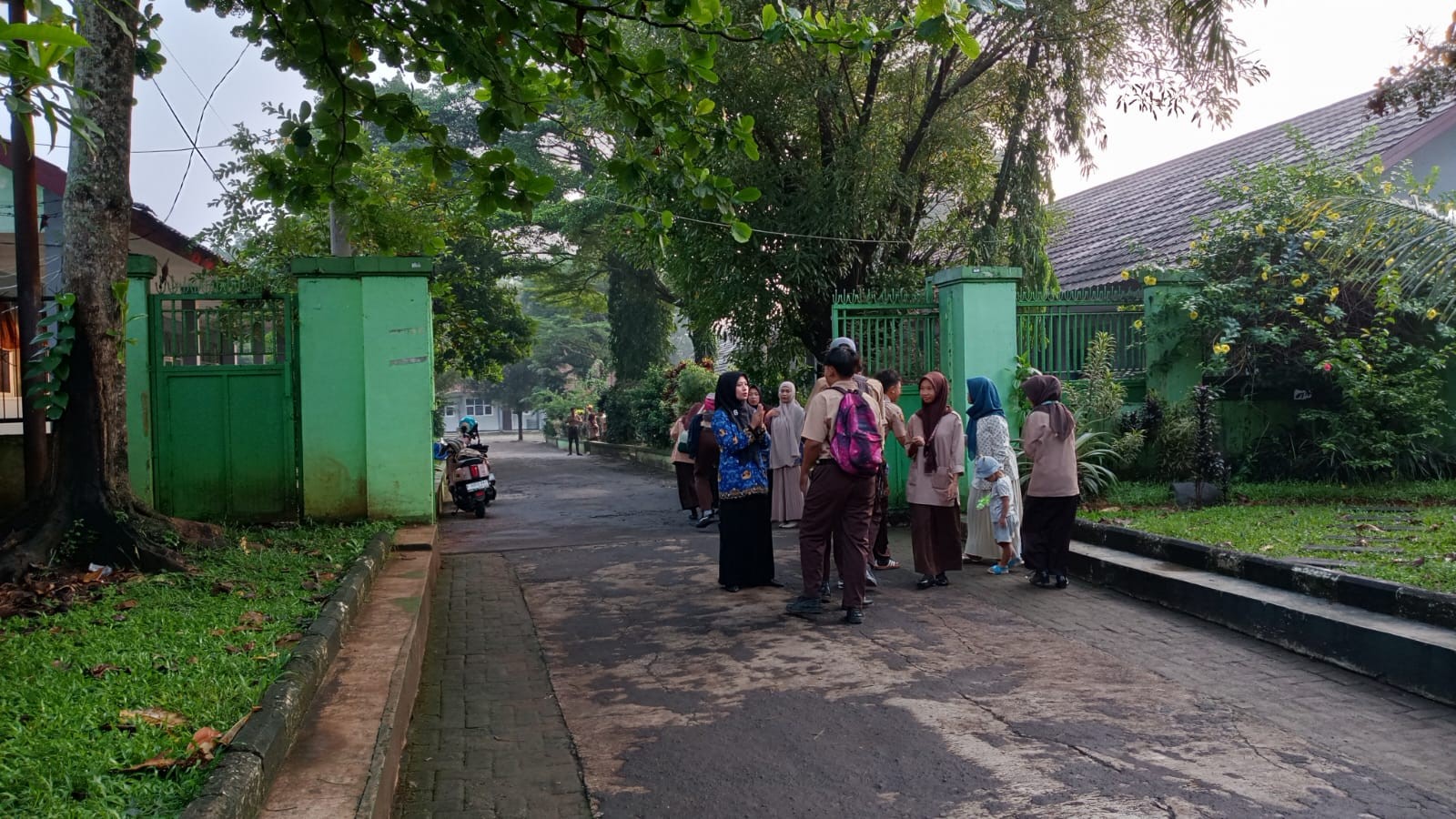Cerahnya Langit, Hangatnya Sapaan: Suasana Pagi di Gerbang Madrasah Kami