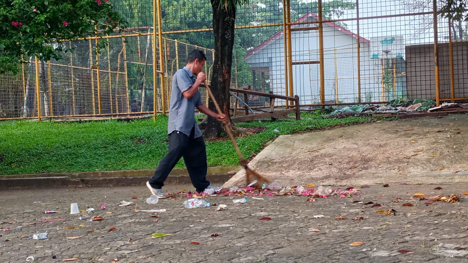 Lingkungan Bersih, Belajar Pun Nyaman: Terima Kasih Petugas Kebersihan Madrasah